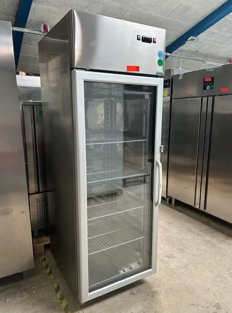 køleskab med glaslåge fra Tecnodom, brugt – 14 dages garanti. Du kan tilkøbe 12 mdr. for 799 kr.