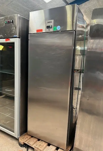 Zanussi køleskab fra 2021, brugt – 14 dages garanti. Du kan tilkøbe 12 mdr. for 799 kr.