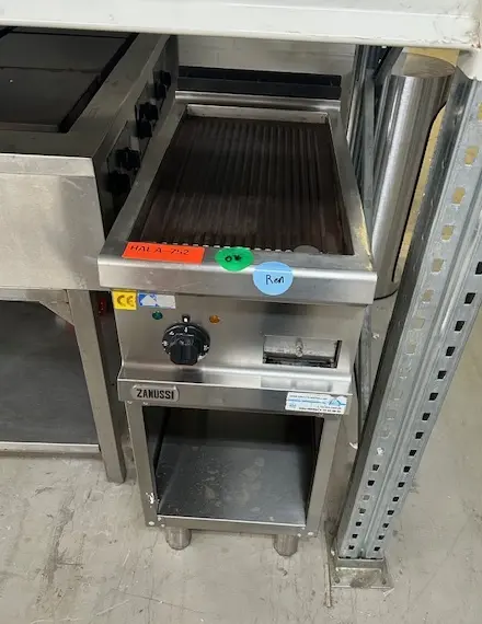 Zanussi stegeplade med riller, brugt- 14 dages garanti. Du kan tilkøbe 12 mdr. for 799 kr.