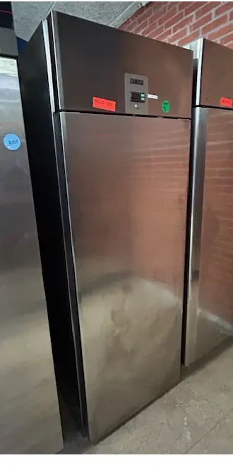 Zanussi køleskab fra 2020, brugt – 14 dages garanti. Du kan tilkøbe 12 mdr. for 799 kr.