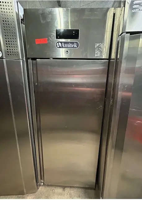 køleskab fra Amitek, brugt – 14 dages garanti. Du kan tilkøbe 12 mdr. for 799 kr.