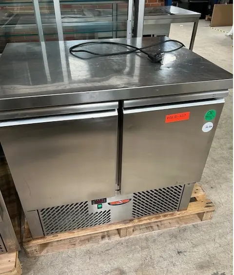 2 lågers kølebord med kompressor i bunden fra Tecnodom, brugt – 14 dages garanti. Du kan tilkøbe 12 mdr. for 799 kr.