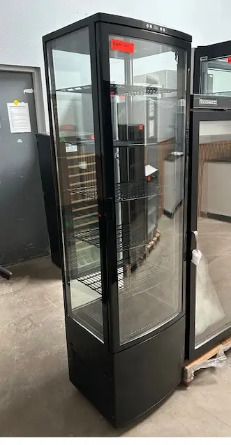 udstillingsmontre med glas på 4 sider, brugt – 14 dages garanti. Du kan tilkøbe 12 mdr. for 799 kr.