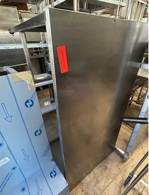 stålbord med side og bagbeklædning måler 1450x700x850, brugt – 14 dages garanti. Du kan tilkøbe 12 mdr. for 799 kr.