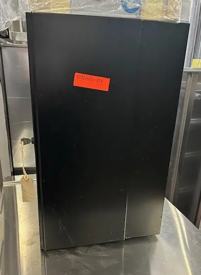 stålskab i sort, måler 450x550x730, brugt – 14 dages garanti. Du kan tilkøbe 12 mdr. for 799 kr.