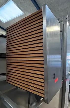 stålbord med paneler, 100x500x850 med to underhylder, brugt – 14 dages garanti. Du kan tilkøbe 12 mdr. for 799 kr.