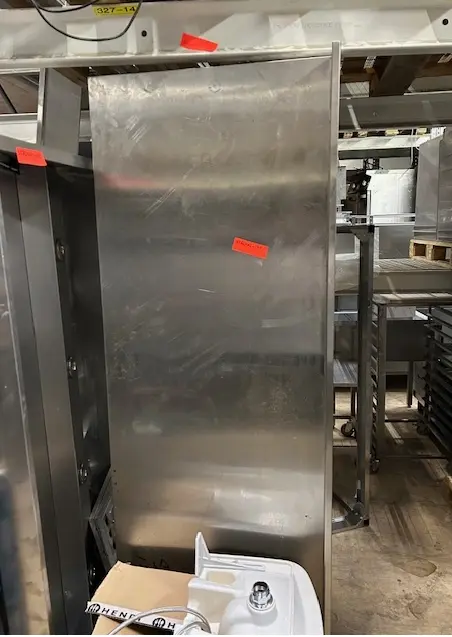 stålbord med side og bagbeklædning måler 1450x700x850, brugt – 14 dages garanti. Du kan tilkøbe 12 mdr. for 799 kr.