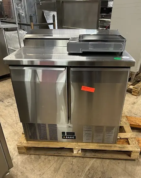 Basic saladette med kompressor i bunden og to låger, brugt – 14 dages garanti. Du kan tilkøbe 12 mdr. for 799 kr.