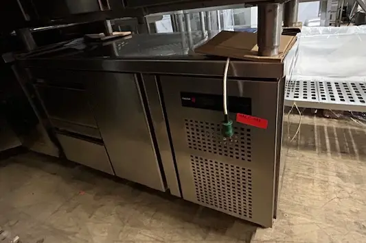 kølebord fra Fagor med 1 låge og 2 skuffer, brugt – 14 dages garanti. Du kan tilkøbe 12 mdr. for 799 kr.