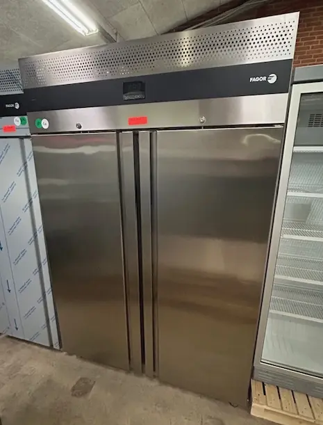 dobbelt køleskab fra Fagor model AUP-22G, brugt – 14 dages garanti. Du kan tilkøbe 12 mdr. for 799 kr.