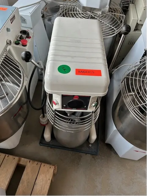 bjørn røremaskine kun piskeris medfølger, brugt -14 dages garanti. Du kan tilkøbe 12 mdr. for 799 kr.