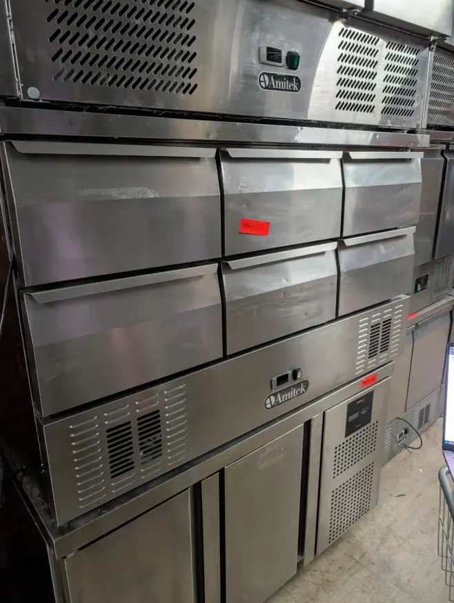 Kølebord med 6 skuffer fra Amitek Brugt – 14 dages garanti. Du kan tilkøbe 12 mdr. for 799 kr.